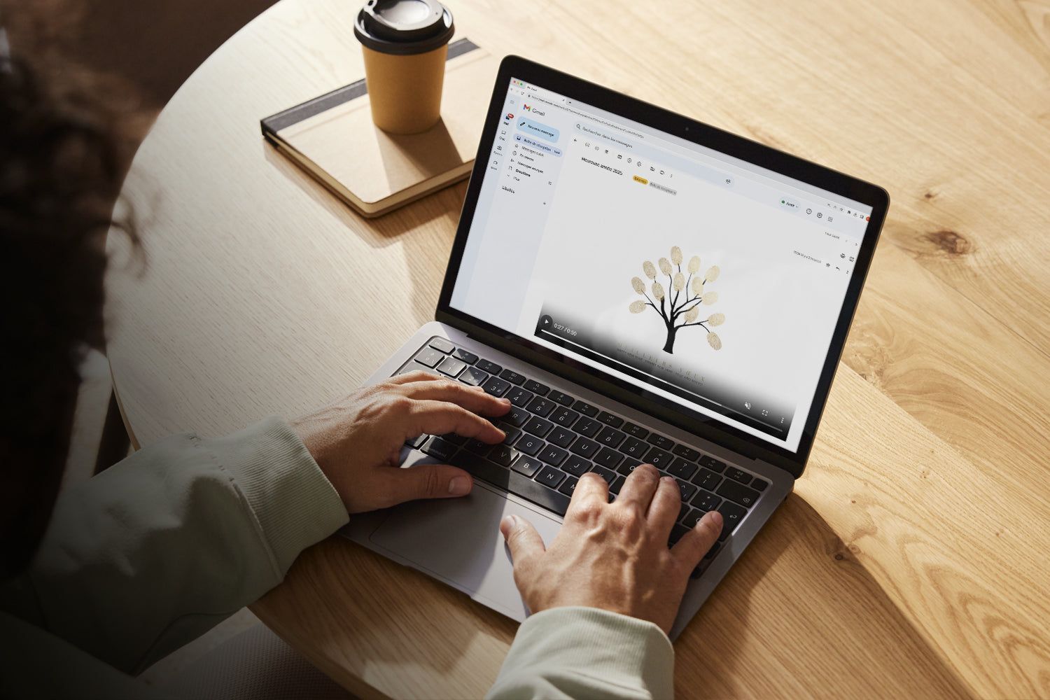 Carte de voeux 2025 digitale vidéo email dorée arbre